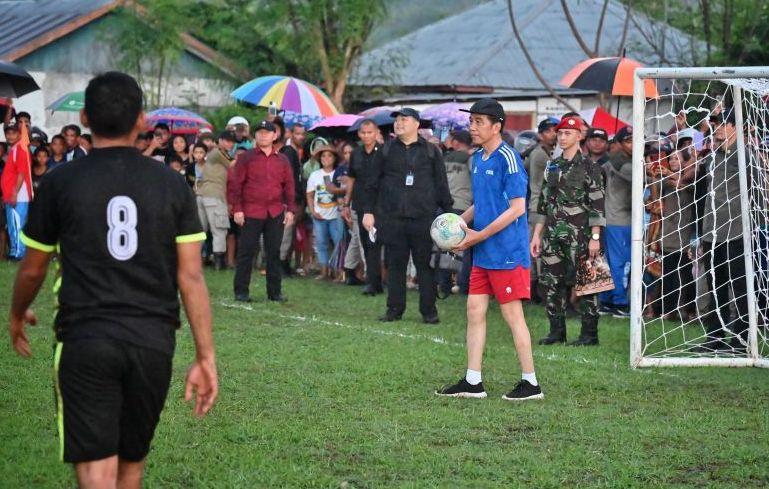 Jokowi jadi Kiper saat Main Bola Bareng Warga di NTT