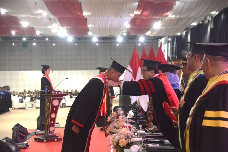 Yasonna ke Lulusan Politeknik Imigrasi: Saudara jangan Bersungut-sungut kalau Ditempatkan Jauh nun di Sana