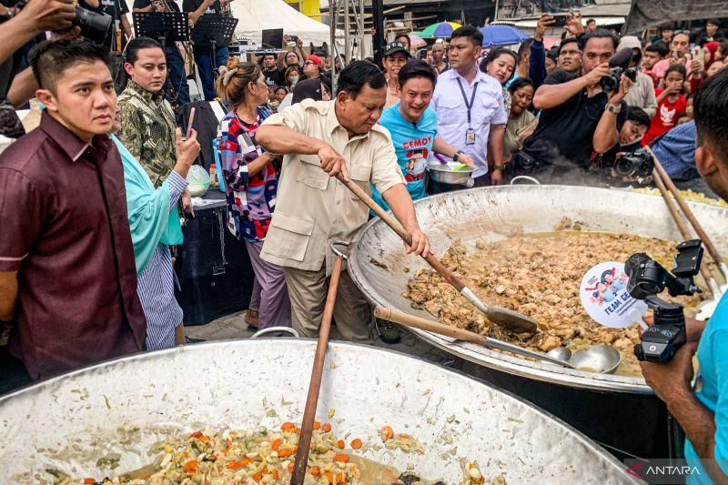 Prabowo Hadiri Kegiatan Makan Besar di Cilincing Jakut