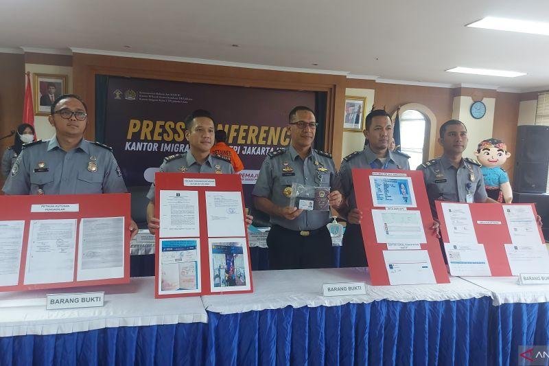 WN China Dideportasi Gegara Tunjukkan KTP Orang Lain Saat Didatangi Imigrasi