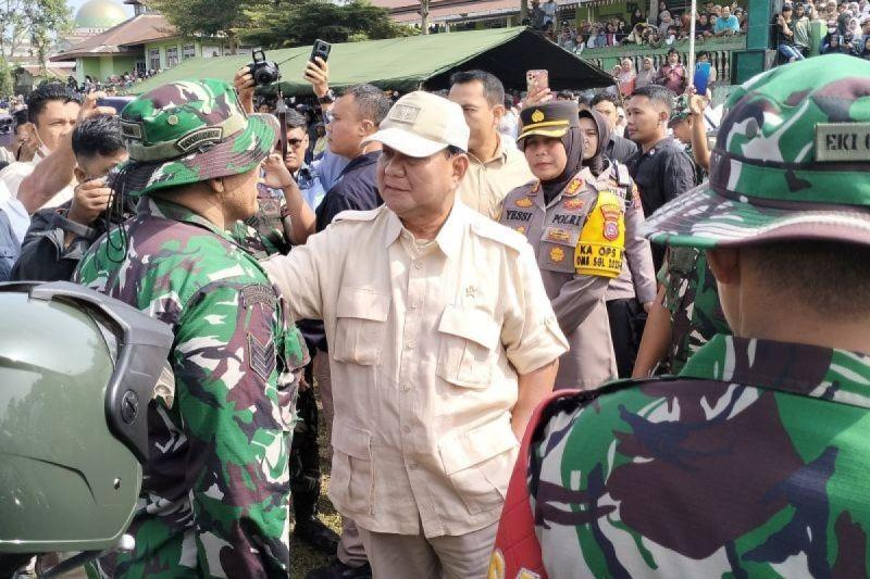 TKN: Prabowo ke Posko Erupsi Marapi sebagai Menhan, Wajar Naik Helikopter TNI