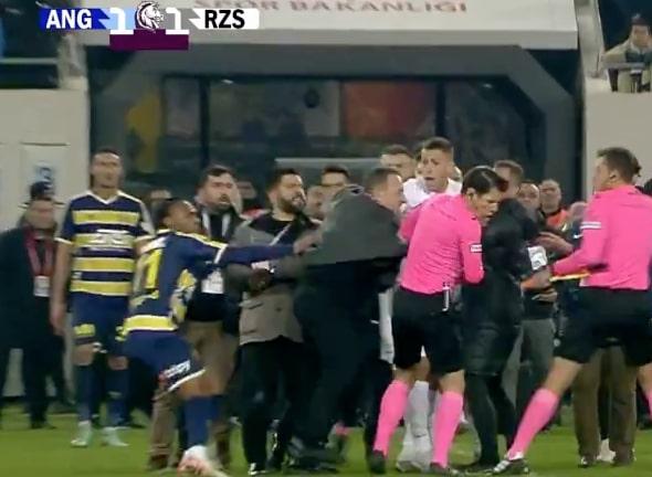 Brutal! Wasit Liga Turki Bonyok Dihajar Presiden Klub hingga Seluruh Pertandingan Ditunda
