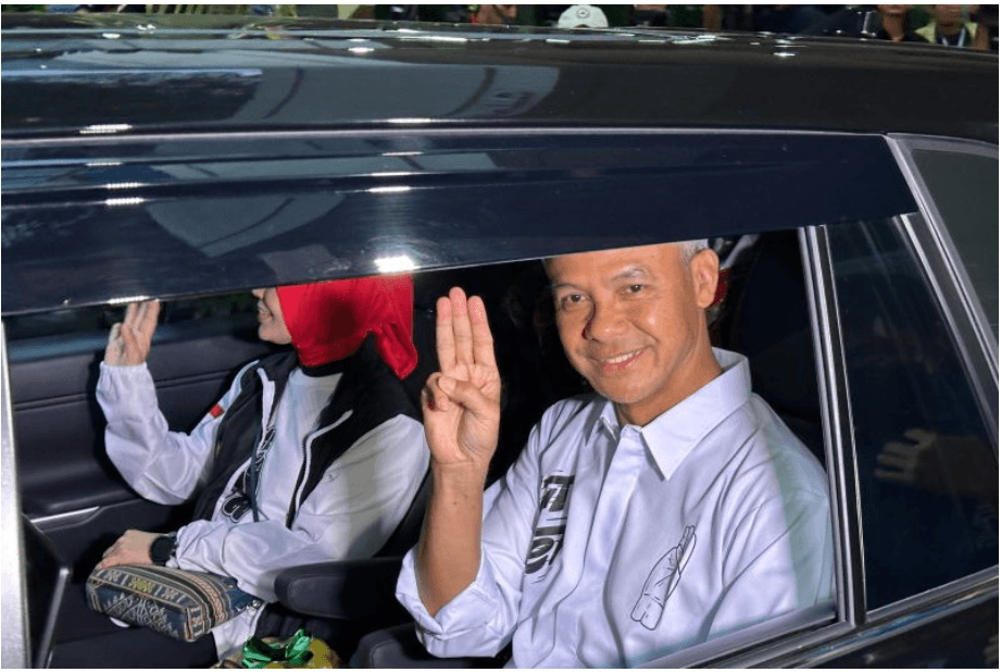 Ganjar-Mahfud Kompak Baju Putih-Putih di Debat Perdana