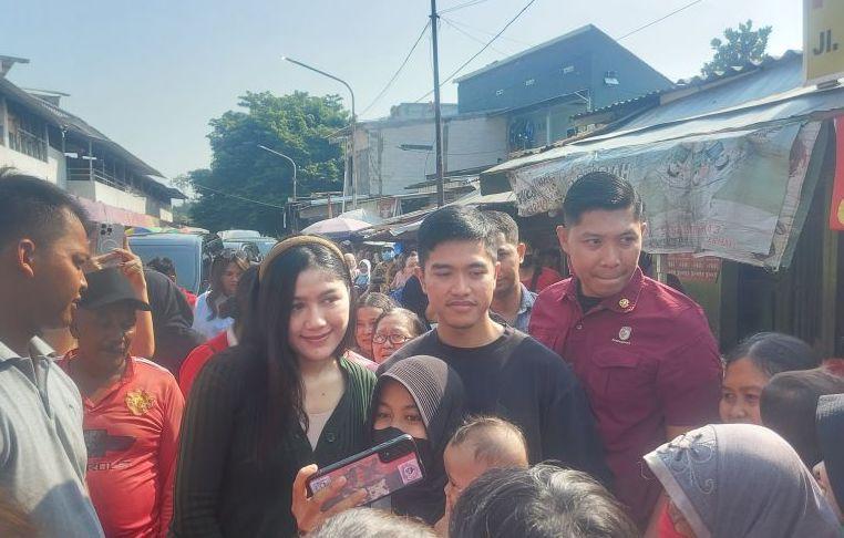 Ditemani Erina, Kaesang Blusukan ke Pasar Peterongan Semarang