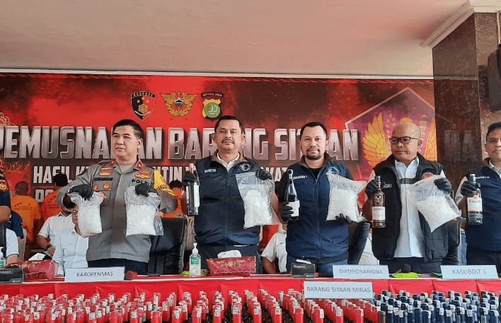 Ribuan Botol Miras Sitaan Dimusnakan