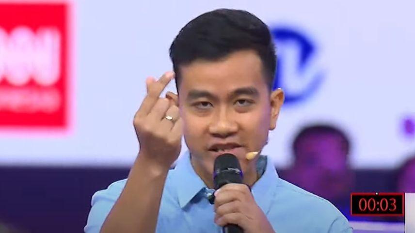 Gibran Pamer 'Finger Heart' ala Korea Ucapin Selamat Hari Ibu di Debat Cawapres