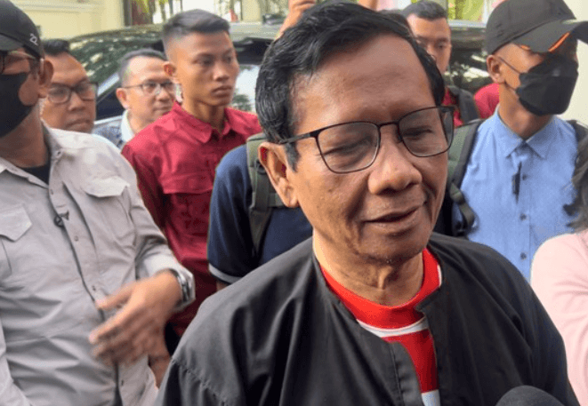 Jelang Debat Cawapres, Mahfud MD Pamer Pakai Baju Khas Adat Madura saat Sambangi Posko Relawan