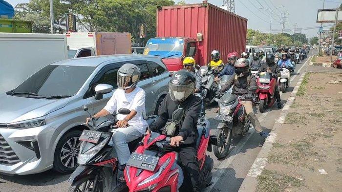 Masuk Libur Nataru, Kendaraan Melintas di Jalur Pantura Indramayu Alami Peningkatan