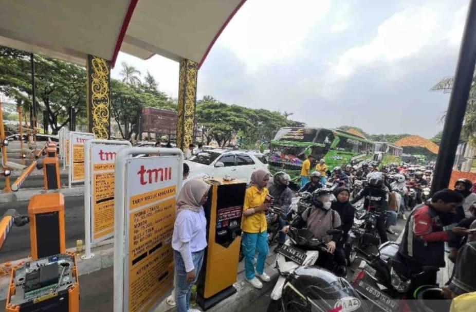 Puncak Libur Natal 2023, Kendaraan Antre Mengular di Gerbang TMII