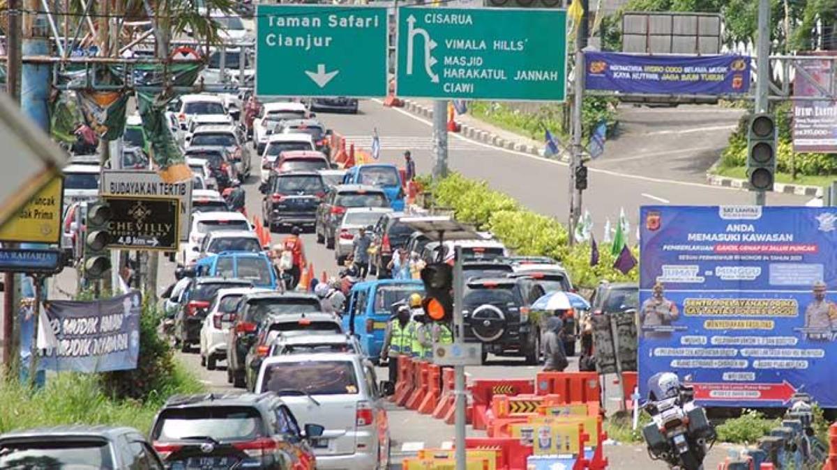 Kendaraan Menuju Puncak Membludak, Polisi Kembali Terapkan One Way