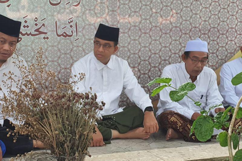 Anies Ziarah ke Makam KH Bisri Mustofa di Rembang