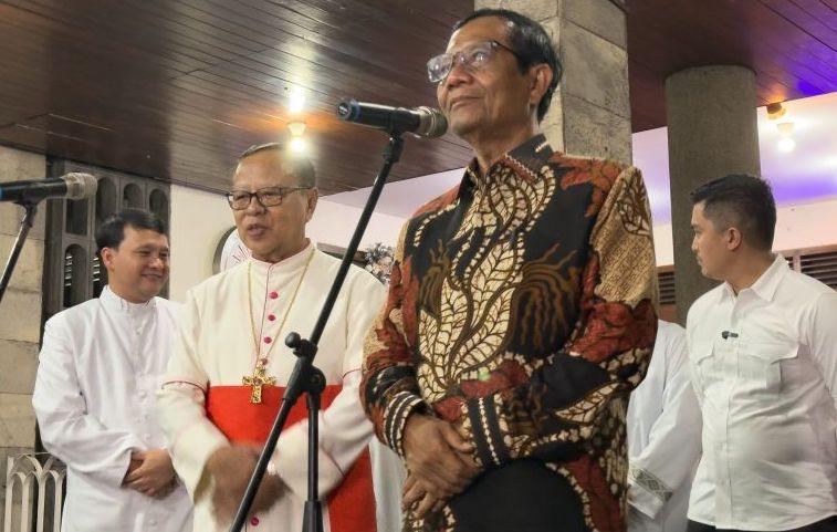 Mahfud Kunjungi Gereja Katedral Jakarta saat Misa Malam Natal