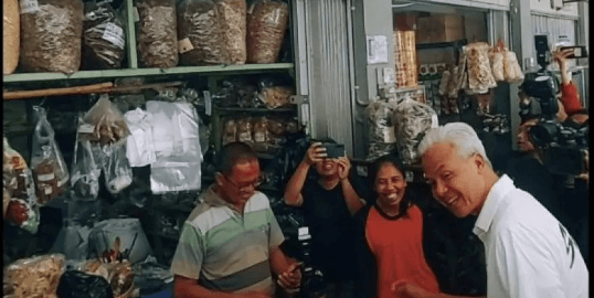 Blusukan di Pasar Nguter Sukoharjo, Ganjar Beli Jamu Harga Rp200 Ribu