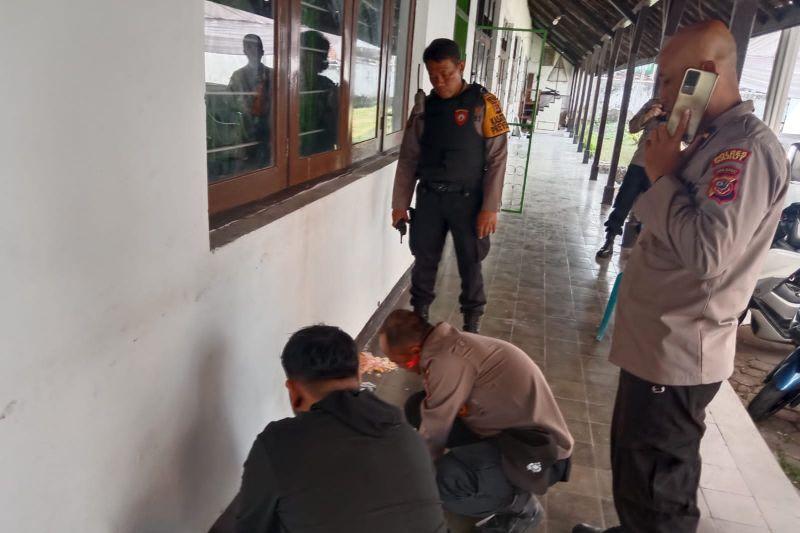 Polisi Gerebek Warung Obat Terlarang di Garut, Penjual Ditangkap