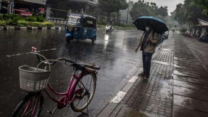 Waspada! BMKG Prediksi Hujan Lebat Disertai Petir Bakal Terjadi di Sejumlah Kota Ini