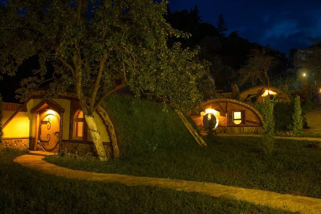 Berkunjung ke Desa Bertema Hobbit di Kota Resor Armenia