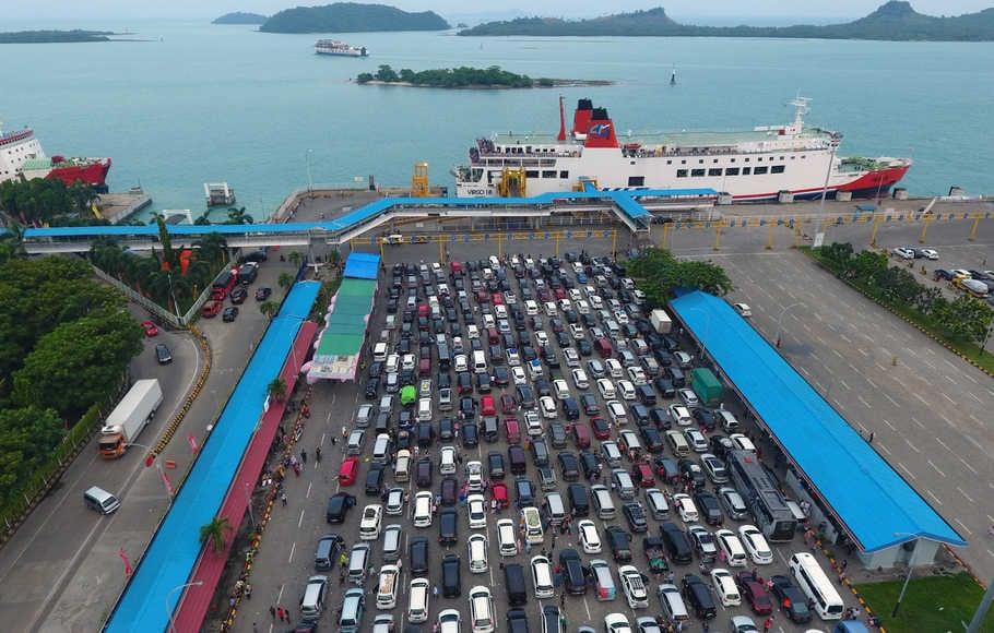 Libur Natal Selesai, Pelabuhan Bakauheni Padat Kendaraan Pulang ke Merak