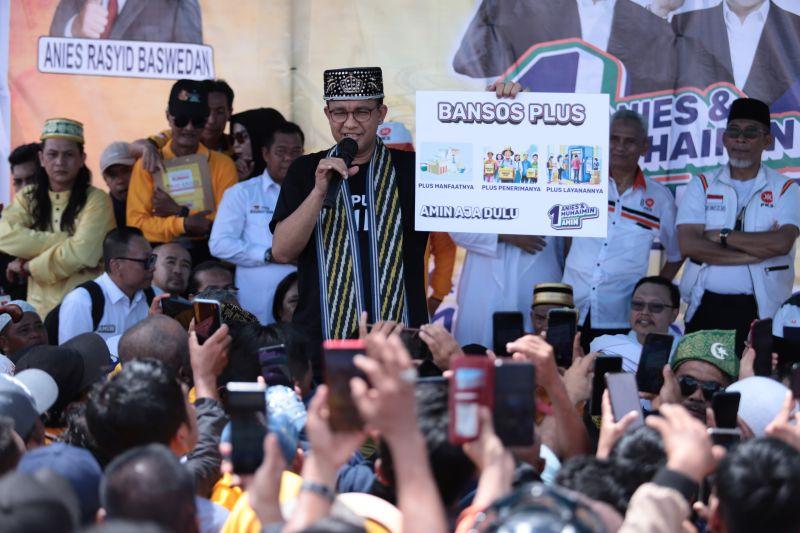 Kampanye di Sejumlah Daerah, Anies Pakai Alat Peraga Pamerkan Program Kerja