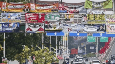 Pelanggaran! JPO Ditutup Alat Peraga Kampanye