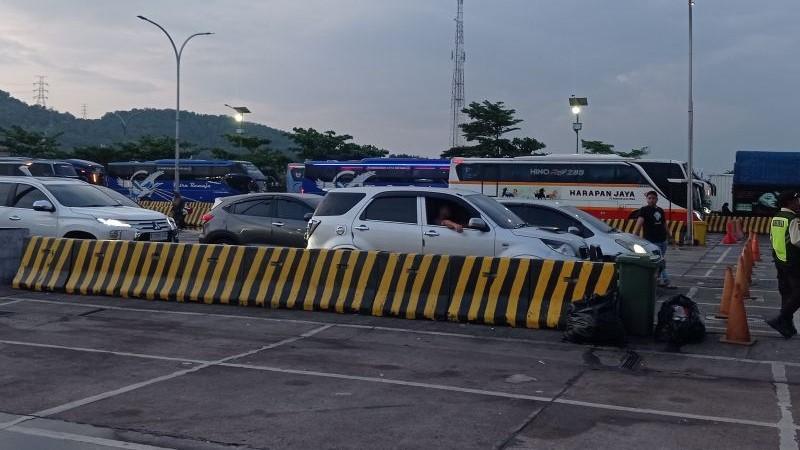 Pelabuhan Merak Masih Ramai Pemudik hingga Pagi Ini