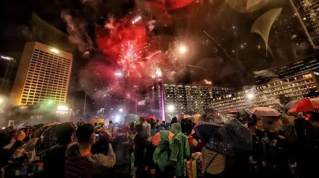 500 Drone Light Hingga 3D Mapping Warnai Malam Tahun Baru 2024 di Bundaran HI