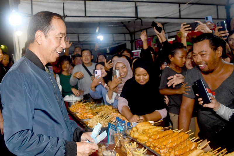 Jokowi Nikmati Malam Tahun Baru di Solo, Sapa  Warga hingga Beli Temulawak dan Jajanan