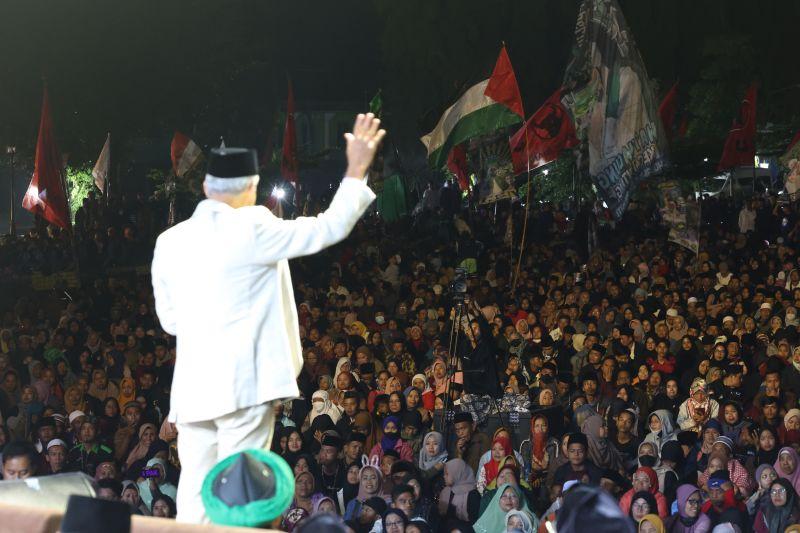 Malam Tahun Baru, Ganjar dan Atikoh Istigasah Bareng Warga di Semarang