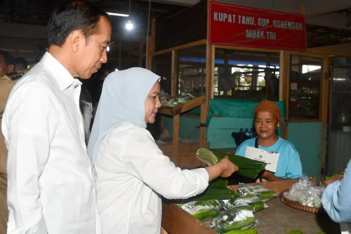 Berkunjung ke Pasar Purworejo Presiden Jokowi dan Ibu Iriana Beli Tempe serta Sayur