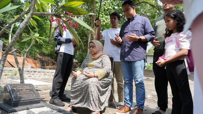 Anies Ziarah ke Makam Ayah, Ingat Pesan Perubahan