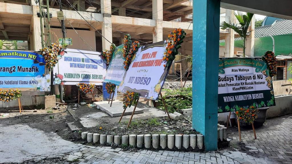 Kantor PWNU Jatim Dibanjiri Karangan Bunga Protes Pencopotan Kiai Marzuqi