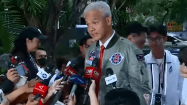 Kompak Sesuaikan Tema, Ganjar-Mahfud Pakai Jaket Bomber Hijau Ala 'Kopdar'
