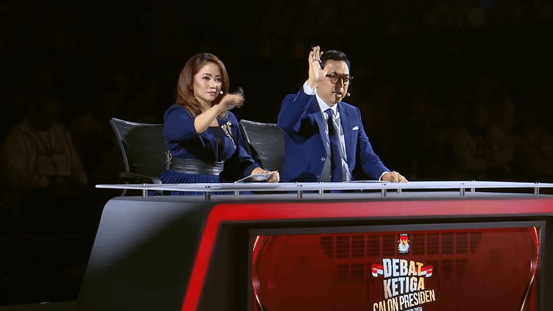Sibuknya Moderator Tenangkan Massa di Forum Debat Pilpres Ketiga