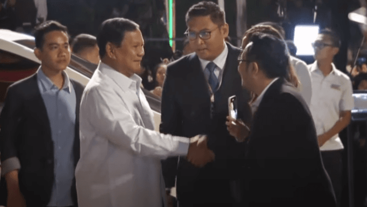 Tiba di Istora Senayan Bareng Gibran, Prabowo Kenakan Kemeja Putih