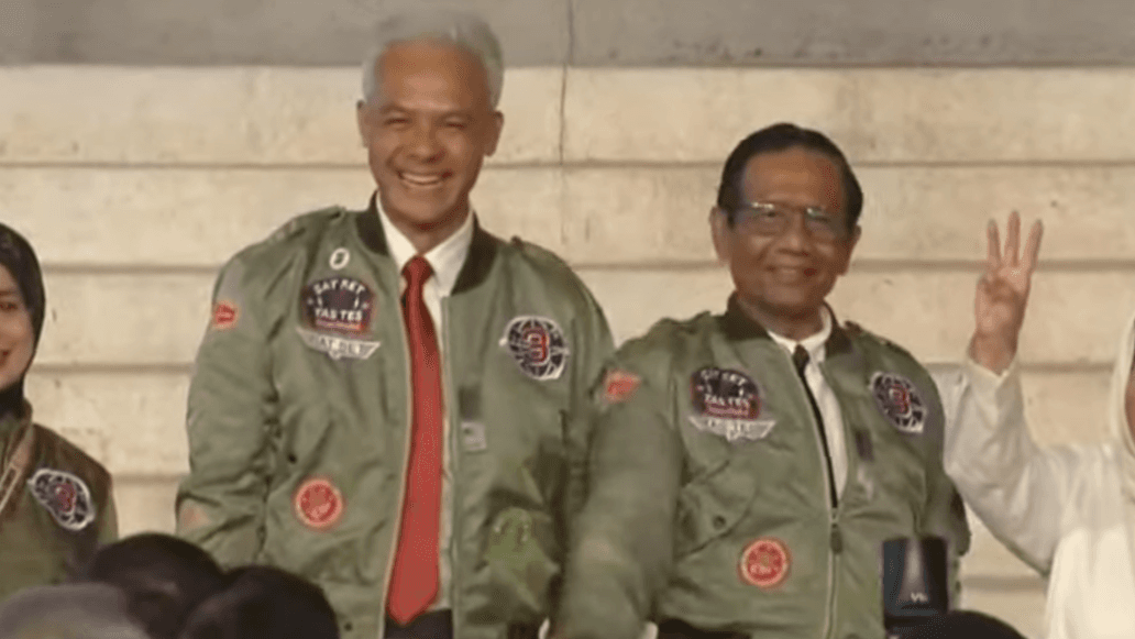 Kompak Pakai Bomber Army Beda Warna Dasi, Paslon 3 Ganjar-Mahfud Tiba di Arena Debat Pilpres