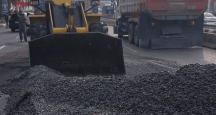 Lalin Macet Usai Truk Muatan Krikil Terguling di MT Haryono