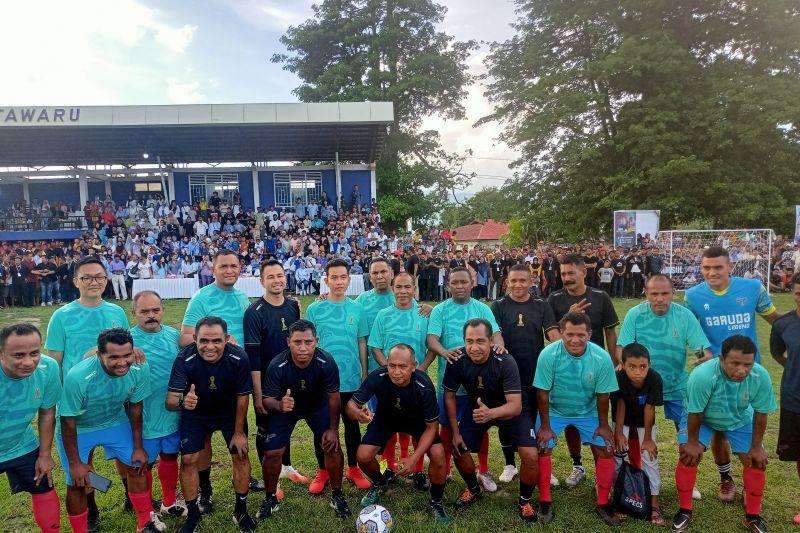 Sambangi Warga Tulehu Maluku, Gibran Unjuk Gigi Main Bola Lawan Raffi Ahmad
