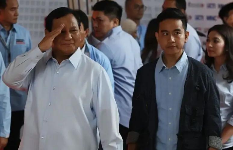 Kampanye di Banyuwangi, Gibran 'Senam Gemoy' bareng Arumi Bachsin