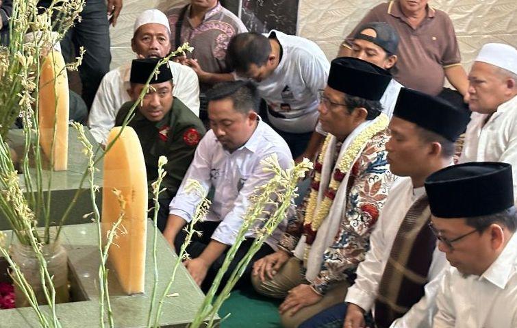 Mahfud Ziarah ke Makam Mbah Ratu Ayu di Pasuruan