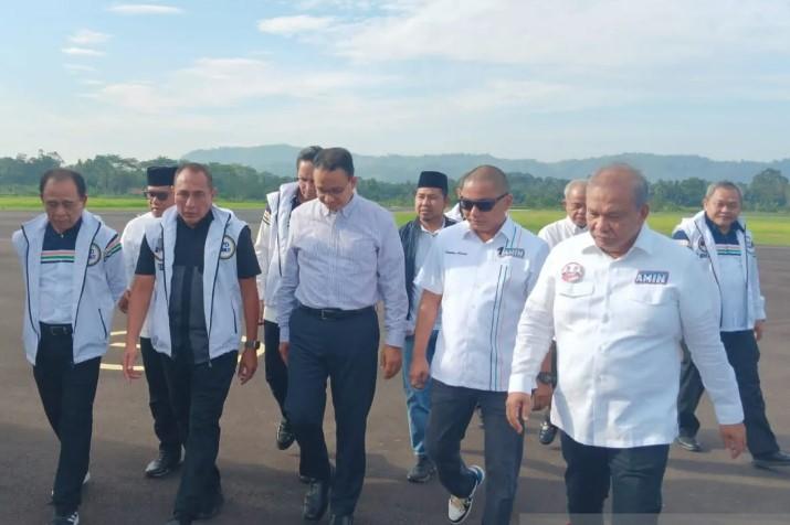 Kunjungi Sumut, Anies Serap Aspirasi Warga dan Ziarahi Makam Mahligai