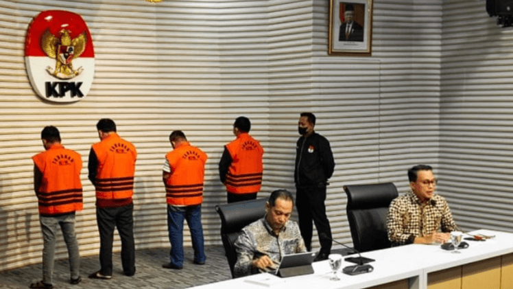 Usai Diperiksa, KPK Langsung Tetapkan Bupati Labuhanbatu jadi Tersangka Kasus Suap