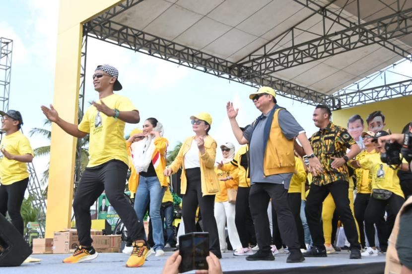 Kampanye di NTB, Airlangga Ikut Joget Gemoy Promosikan Prabowo