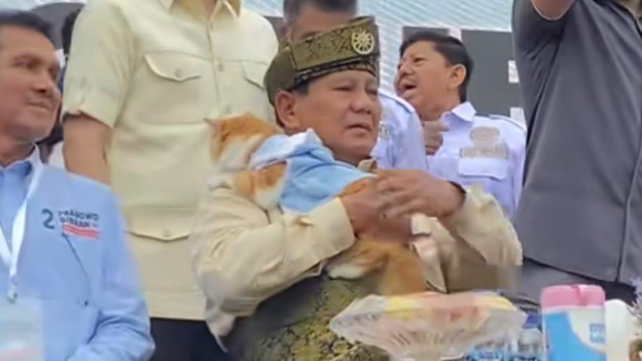 Viral! Kucing Mocca Nyaman Digendong Prabowo, Netizen: Hewan Tau Mana Manusia yang Baik
