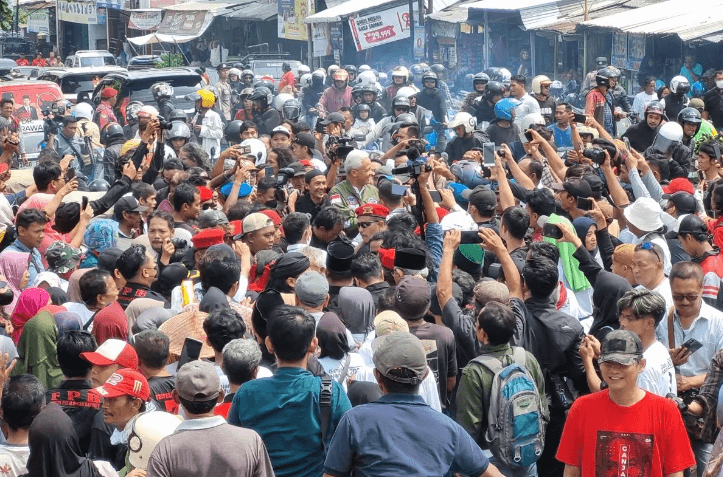Ganjar Disambut Antusias di Pekalongan, Warga: Ganjar Presiden!