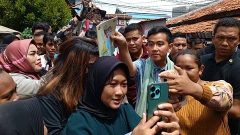 Gibran Kampanye di Warakas Jakut, Bagikan Buku hingga Diajak Selfie Emak-emak