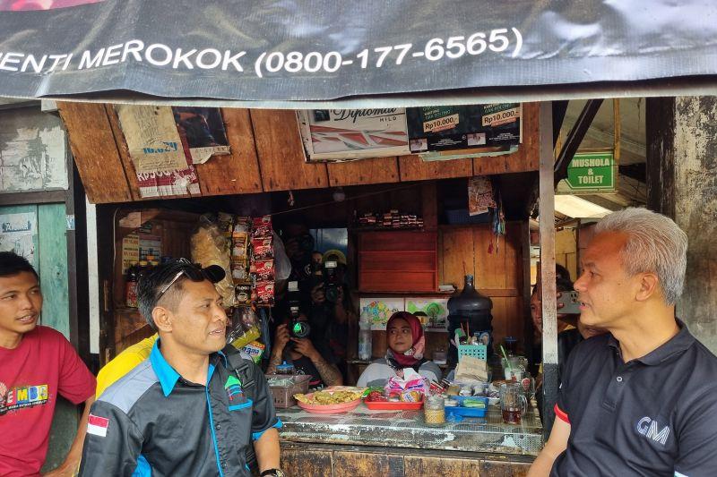 Awali Kampanye Hari Ini, Ganjar Ngopi Bareng Sopir Truk di Batang