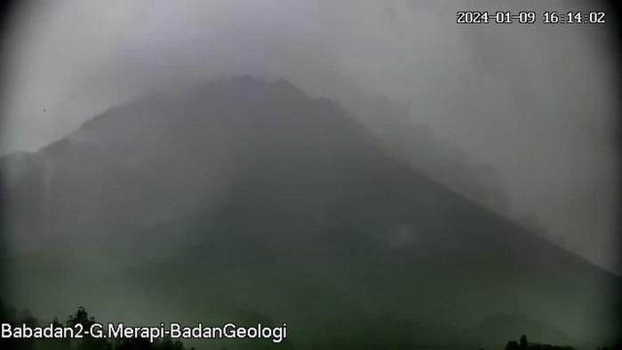 Gunung Merapi Keluarkan Awan Panas Sejauh 2,4 Km, Warga Diimbau Menjauh