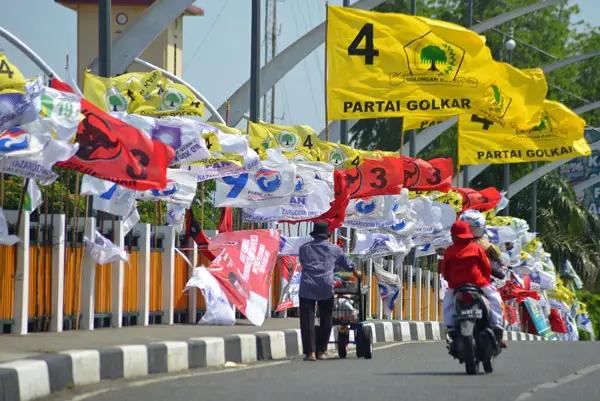 Bawaslu akan Tertibkan Baliho-Bendera Partai yang Ganggu Pengguna Jalan di Jakarta Barat