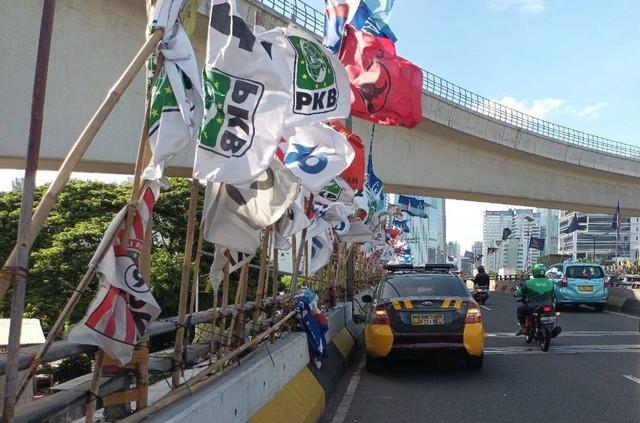 Duh! APK Semrawut di Flyover Mampang Bahayakan Pengguna Jalan