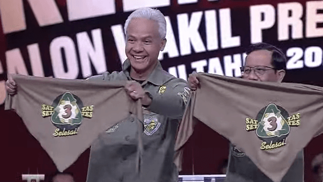 Debat Keempat Pilpres 2024 Ganjar-Mahfud Kompak Gunakan Kostum Mirip Anak Gunung