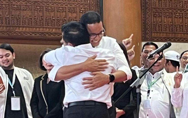 Anies Peluk Cak Imin Dua Kali Usai Debat Cawapres